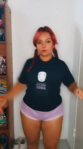 nada más raro que una camisa del viaje de chihiro mientras bailas merengue #humor #baile #curvy #latina #redhead #smile