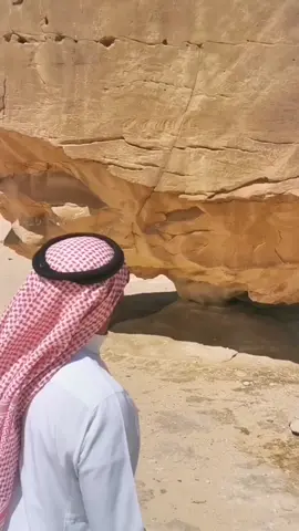 صخرة النصلة من عجائب الصحراء في المملكة العربية السعودية