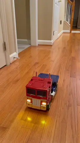 This Auto-Converting Optimus Prime is so freaking cool!!! #Transformers #Hasbro #Robosen #OptimusPrime #RollOut