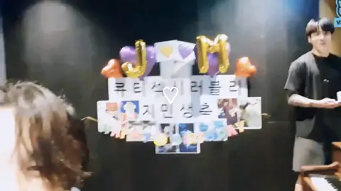 yung ganito ka sweet jowa mo <3 by the way si jungkook bumili ng cake ni jimin 🥺😭 <33