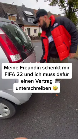 Nichts ohne Hintergedanken 🤣#nehmtesmithumor #4u#goviral #fy #foryou #fypシ #fürdich #viralvideo #goviraltiktok #viral #loveyou #typischmann #fypシ゚viral #funny #typischfrau #fifa22 #couple #couplegoal #fypage #funnyvideos #surprise
