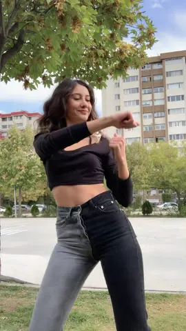 sizce ben saçma bulduğum dansı yanlışıkla ezberleyip bi de paylaşmış mıyımdır