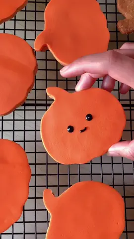 I know that it’s Halloween, we’re supposed to be scary but 😍😍😍 #fyp #halloween #spookyseason #pumpkin #cookies #kawaii