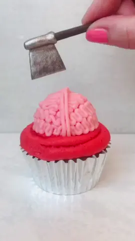 Would you eat the brain? 🧠 #cupcake #cakedecorating #halloweenbaking #bakersoftiktok #cupcakes