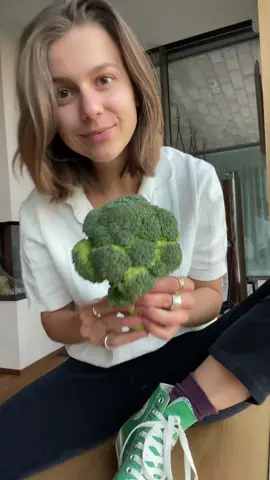 Snacking on broccoli             #eating #food #foodsounds #eatingsounds #asmr #eat #eatingasmr #broccoli