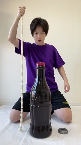 巨大コーラにメントス100個の鎖　100 Mentos VS Coca Cola
