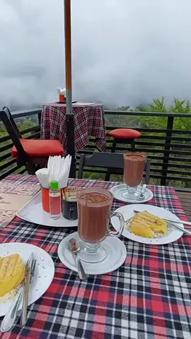 Manhã de neblina ☕🍫🥯 #goodmorning #breakfast  #camposdojordao #neblina #brasil #chocolatequente #hotchocolate  #enjoy #vista #cafedamanha #cafepalacio