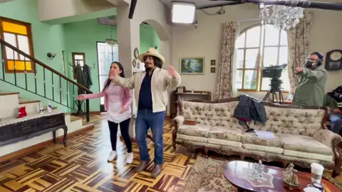 El ensayo del tiktok 😂🎥 @erickeleraoficial #CadaMañanitaChallenge