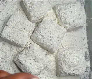 Okay so this mix has a little gym chalk, a little comet and A LOT of cornstarch! So when I break into it looks like a cornstarch crunchie on the inside. I think the small amount of gym chalk is holding it together idk but I loved it! 🥰#gymchalk #gymchalkasmr #cornstarch #cornstarchcrunchies