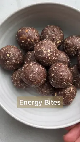 These energy bites are made with 6 ingredients - they’re vegan, gluten free and so good! #energybites #veganrecipes