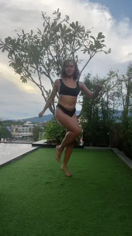 the laserss 🤯 #CuttingShapes #ShuffleGirl #HouseMusic #ShuffleThailand #Dancer