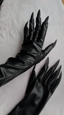 custom pair with outer talons #catwomancosplay #talons #catclaw #draggloves