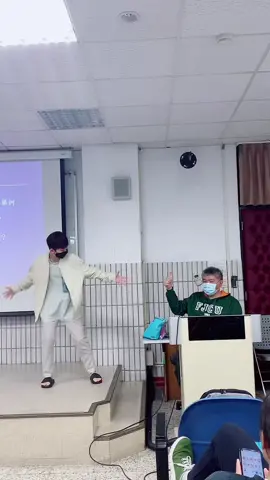 老師👨‍🏫：不要啦我會害羞你跳就好～🤣#上課日常 #輔仁大學 #fly