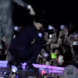 Дошептались, Гук с Чимой.. Увёл Тэхен Шугу с собой.. Чимин увидел, что уходят, за ними рванул аж запнулся, и Гука бросил. #BTS #тэхён #шуга #btsarmy