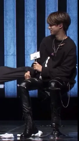 Lee Know: *makes interesting sounds. Han: 😳 #minsung #leeknow #hanjisung #jisung #minho #skz #straykids #minsungmoment