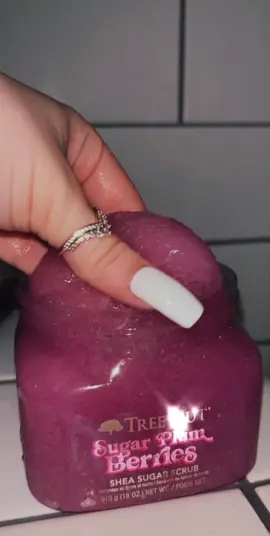 Ladies omg! This limited edition holiday scrub from @treehutusa is a must! The scent is bomb😍 def a holiday season body care must have! Run! #treehut