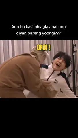 Suga playing inaaping mamamayan vs jimin (aso yata sya ewan lol) uwu jimin's mini laugh at the end 🥶 #bts #suga #jimin #yoonmin