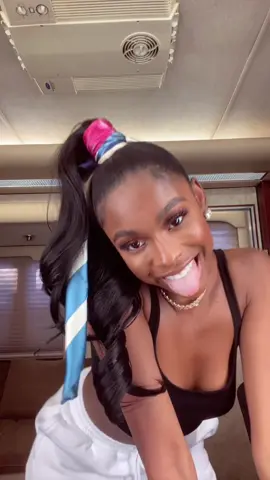 This lil dance been in my head all day, might as well do it on my lunch break