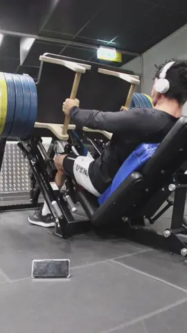 190 kg +Maskinens vikt🦍@gymshark #hissy #lifting #stockholm #sats
