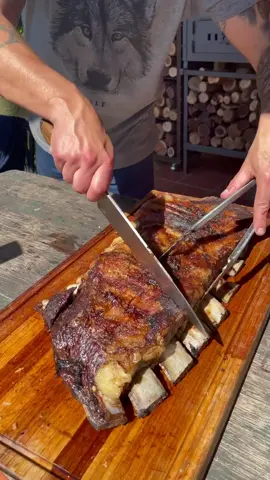 Costillar 8 kg 🔥 con quien compartis uno así?? 4:30 Hs a la parrilla. #viral #costillar #Receta #asado #elmagococina #tiktok #instagram #food #deli