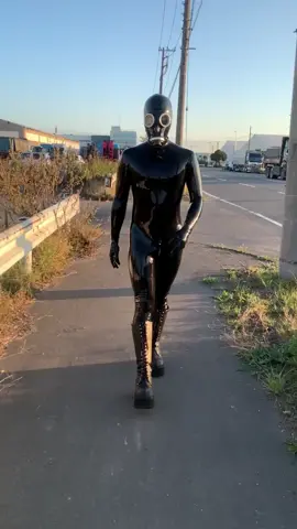 #fy #fyp #rubbercatsuit #rubber #gasmask #covidoutfit #halloweenlook #latexfashion #latexbody #latexfashiontv #latexboy #catsuit #boysinlatex