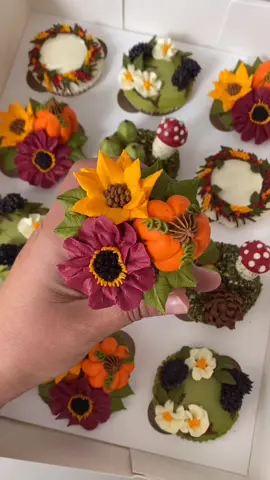 ℍ𝕒𝕡𝕡𝕪 ℍ𝕒𝕝𝕝𝕠𝕨𝕖𝕖𝕟 🎃💀Featuring my pumpkin design which is included in my autumnal online tutorial, available via my website www.kerrysbouqcakes.co.uk