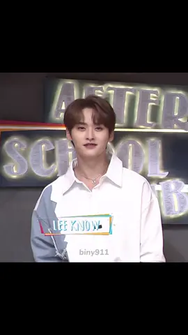 - hi lee know👋🏻                                                    - hi bang chan🥺         #straykids #skz #leeknow #bangchan