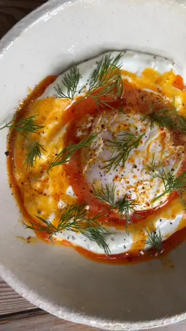 ŒUFS À LA TURQUE 🥚🌶 une cool idée pour un brunch végétarien ! #vegemania #tiktokacademie #cuisine #recette #cilbir