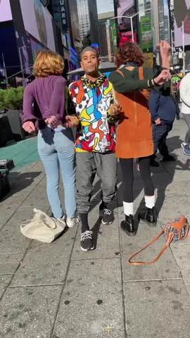 Time Sq challenges 💰✅ #vtyellow #handcuffescape #timesquare