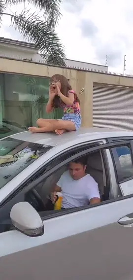 Será que ele achou que era policia 👀🤭😂😂