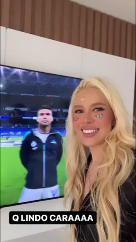 Si tu novia te apoya como @akarolinelima a Militao, nunca la dejes ir!!! #militao #realmadrid #ucl #brasil