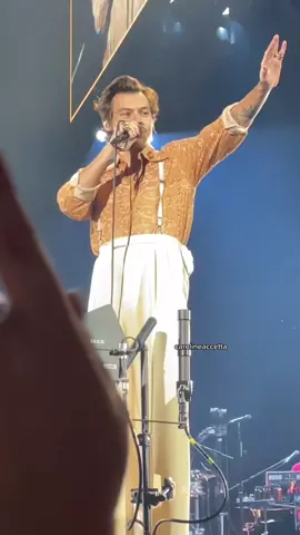 he was so happy and smiley today :,) #harrystyles #hslot #hslotmke #loveontour #adoreyou