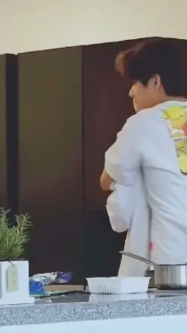 #taekook married life. Okay! Im dying 😭😭 look at the way #taehyung back hug #jungkook 😭 #btsinthesoopseason2
