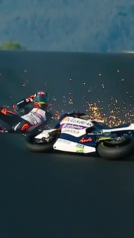 Throwback to this insanely close call 🤯🤯🎥: @MotoGP™ #fyp #motorcycle #wow