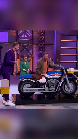 Ups... Ktoś tu się odrobinkę potknął🙈 #LegoMasters w każdy piątek o 20:00 na #tvnpl 🥰 Odcinek czeka też na Was na @player.pl 🥳 #lego #afol #klocki