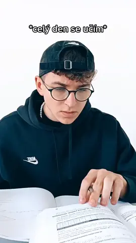 Nevím jak je to možný ale nikdy nepřijde do pokoje když se učím 😅 #fypシ #fy #foryoupage #student