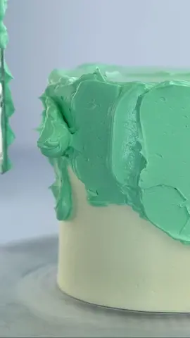 This is the least amount of colour I’ve ever used on a cake 😂 #color #caketiktok #caketok #cakehack #caketips