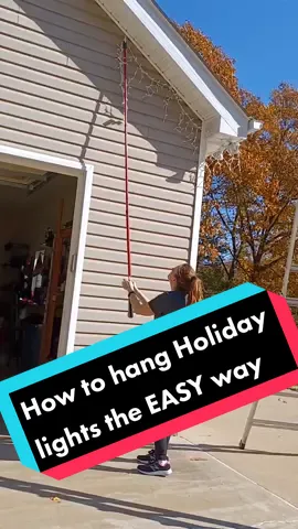 Easy way to hang lights #thedailydiy #MomsofTikTok #amazonfinds #doityourself #DIY #dadsoftiktok #christmas #christmaslights #christmashack #noladder