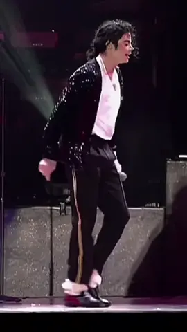 Moonwalk #michaeljackson #kingofpop #viral