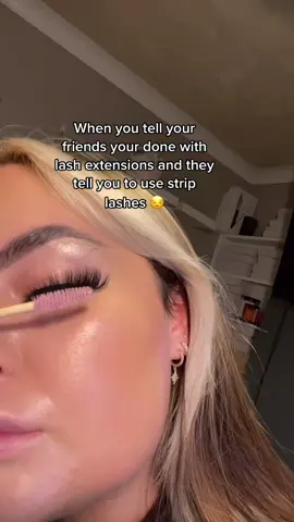 I have unlocked the secret 🤫 #eyelinergluepen #eyelashextensions #lashextenstions #makeuphacks #eyelashes