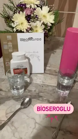 Fark ortada hanımlar kimyasal içerikli şampuanın su ile çözünmediğini  ama BioBellinda Berenis Şampuanımızın nasıl su içinde kolayca çözündüğünü gördünüz 🥰📌Bu testi evde kolaylıkla yapabilirsiniz 😍#şampuan #dökülensaç #kepeklisac #doğal #doğalşampuan #vegan #bitkiselşampuan
