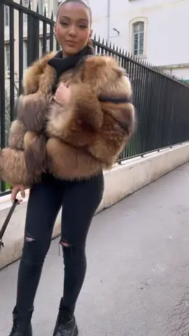 From black to brown in one second 🤎🖤#pourtoi #foryou #pourtoipage #foryoupage #fyp #furcoat #raccoonfur @Glow_with_norhane