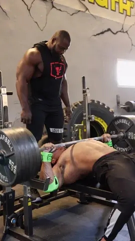 585lbs/266.71kg PR 💪 #larrywheels #dubai #moveeveryday #uae #strong #gym #bench #bodybuilding