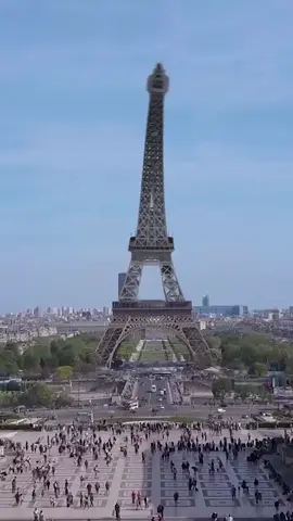 What if the Eiffel Tower could swing? 🇫🇷 (Video by Janusz Ronki (@ronkijan) #cgi #vfx #techtok