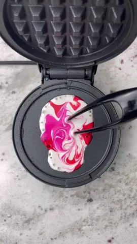 Red, white, pink marbled skull waffle ❤️🤍💖💀🧇! #dayinmylife #Receta #waffles