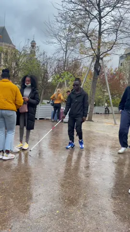 est-ce que y’a un gars pour m’accompagner 😂😂😂