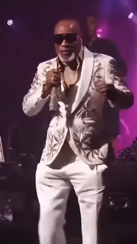 Petit pas de papa mobimba pour mes koffillettes et koffiphils - Le G.O.A.T  #JustDanceItOut  #justdancemoves #legende #koffiolomide #OwnyourStyle