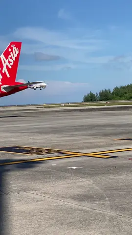 เครื่องหนึ่งจะเข้าเครื่องหนึ่งจะลงไม่รู้ถ่ายลำไหนดี ถ่าย2ลำเลยละกัน#airasia #thaismile#airbus320 #ที่นี้ภูเก็ต