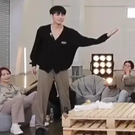 when he stands there with his arm out like 🧍🏻🥖 #svt#goingseventeen #세븐틴 #seventeen17_official #mingyu