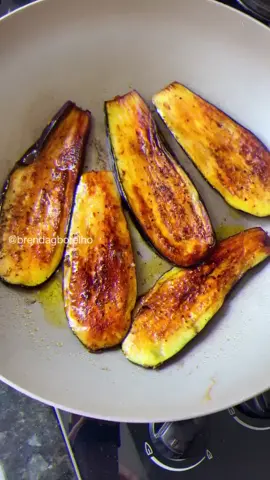 BERINJELA GRELHADA  Um acompanhamento saudável pro nosso almocinho do dia-a-dia. Receita inspirada na berinjela da @acasaselva 😍   #beringela #dieta